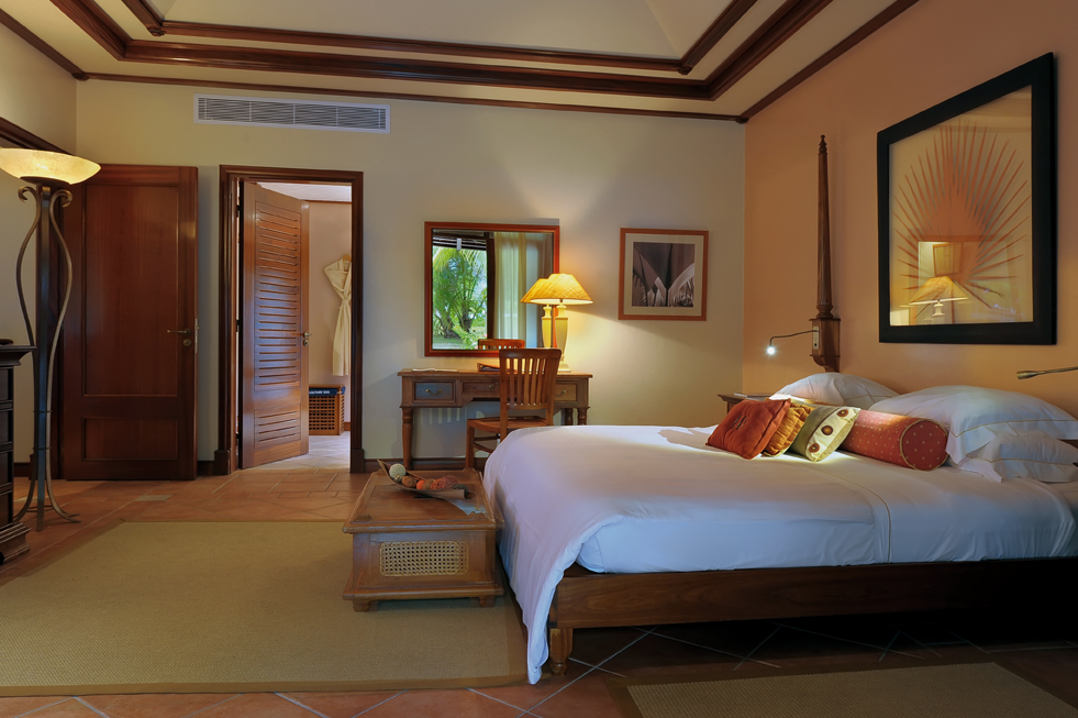 Senior beach villa pool © Beachcomber